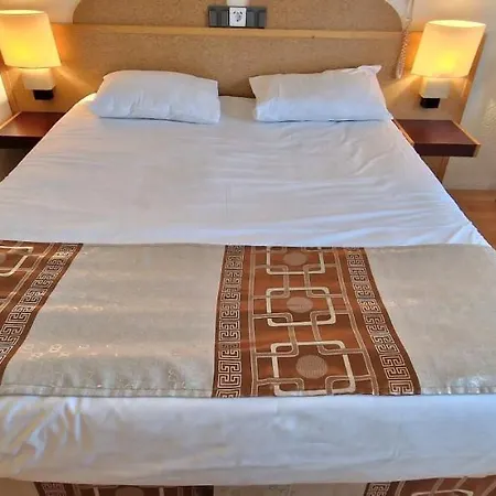 Hotel Kyriad Direct 2*