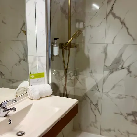 Отель Kyriad Direct 2*