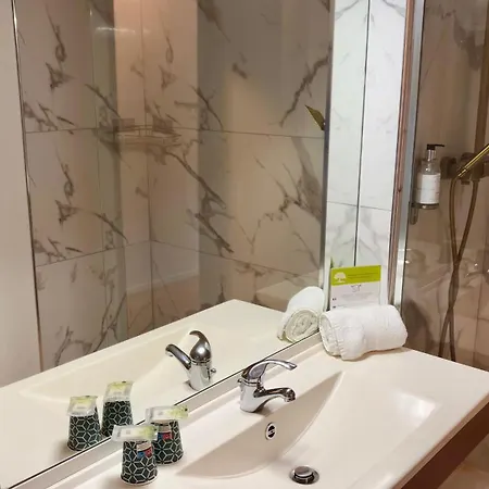 Отель Kyriad Direct