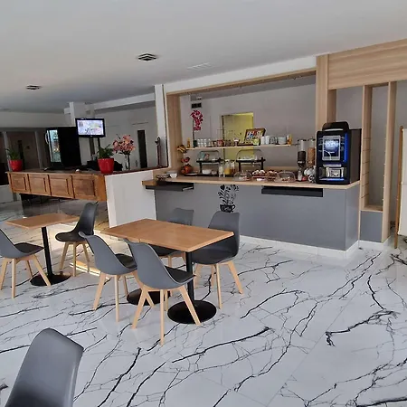 Kyriad Direct Отель