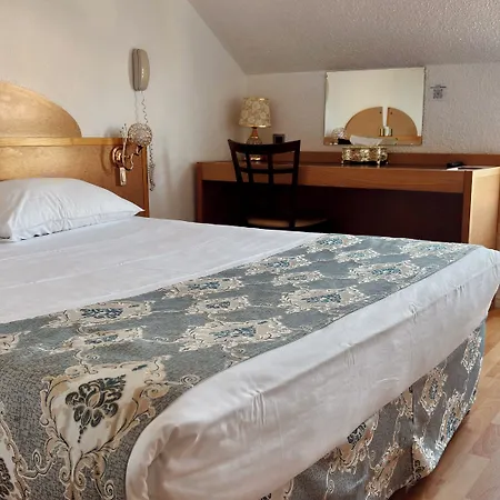 Hotel Kyriad Direct 2*